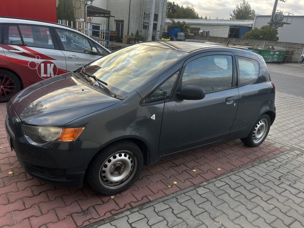 Mitsubishi Colt z mocno zużytymi felgami stalowymi przed renowacją